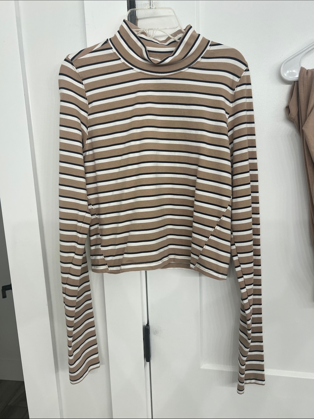 FP Movement Women's Up In The Air 2-Piece Set - tan and navy combo Size M - Picture 5 of 7